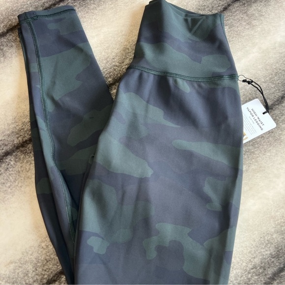 ALO Yoga High Waist Camo Vapor Leggings in Hunter Camouflage - Picture 2 of 5